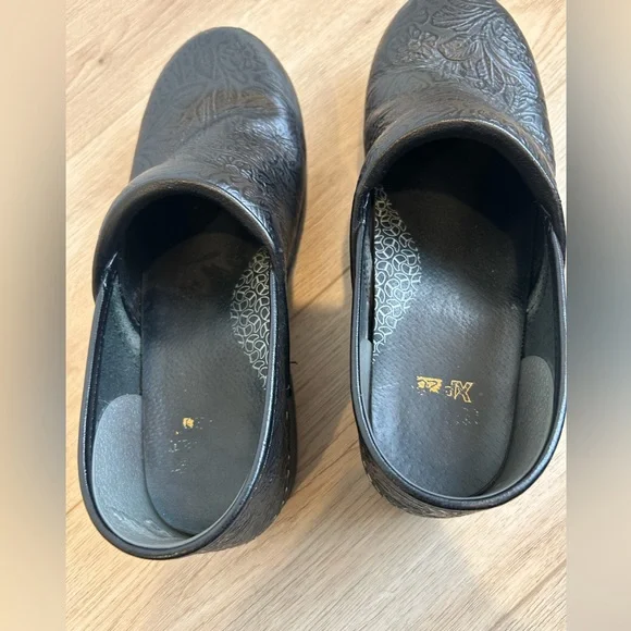 Dansko Black Floral Embossed Leather Comfort Clog Xp 2.0 Size US 9.5 EU 41 - Picture 8 of 13